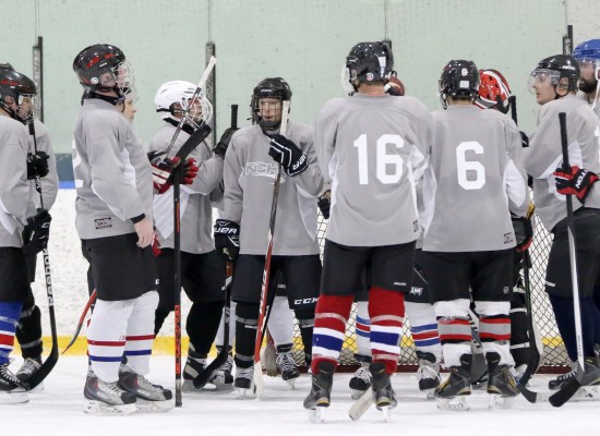 From street hockey to ice hockey, Leon learns to play Canada’s game!